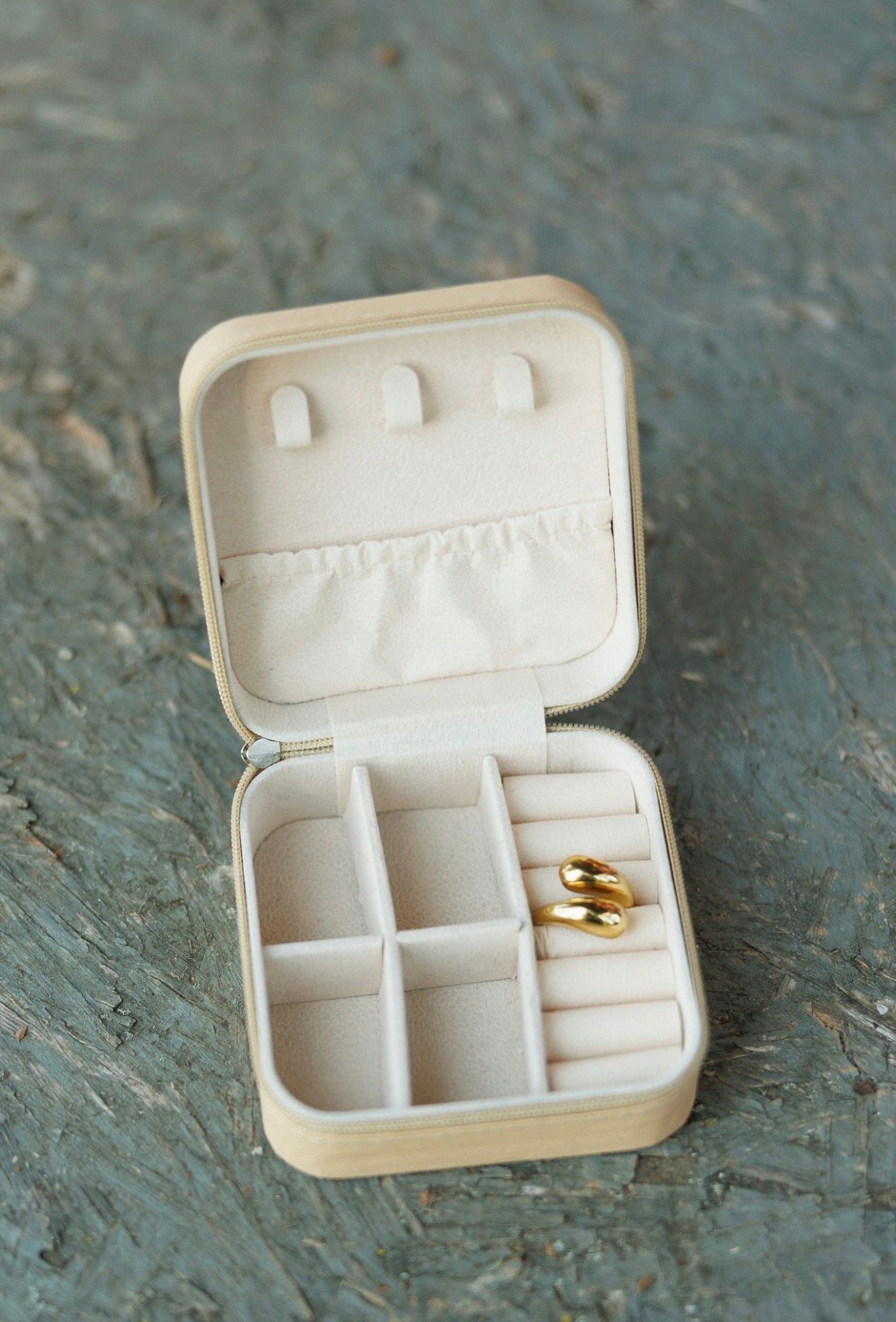 Beige Bow Checkerboard Square Jewelry Case